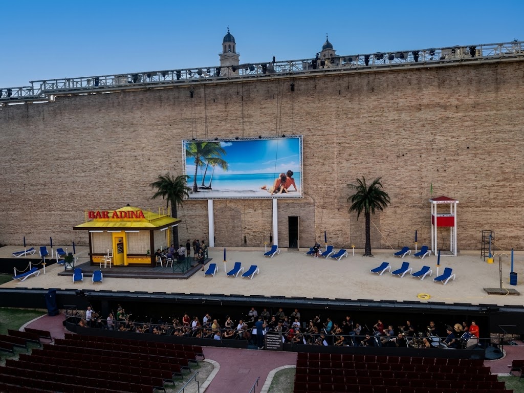 L’Elisir d’Amore, allestimento Beach allo Sferisterio di Macerata