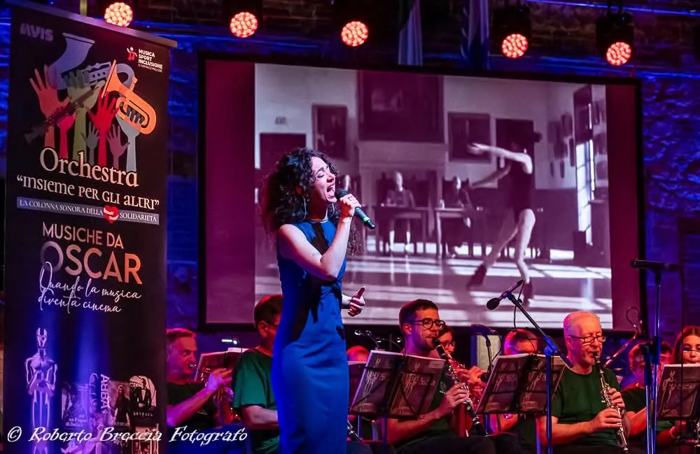Orchestra e cantante durante una produzione live ZERO7UNO
