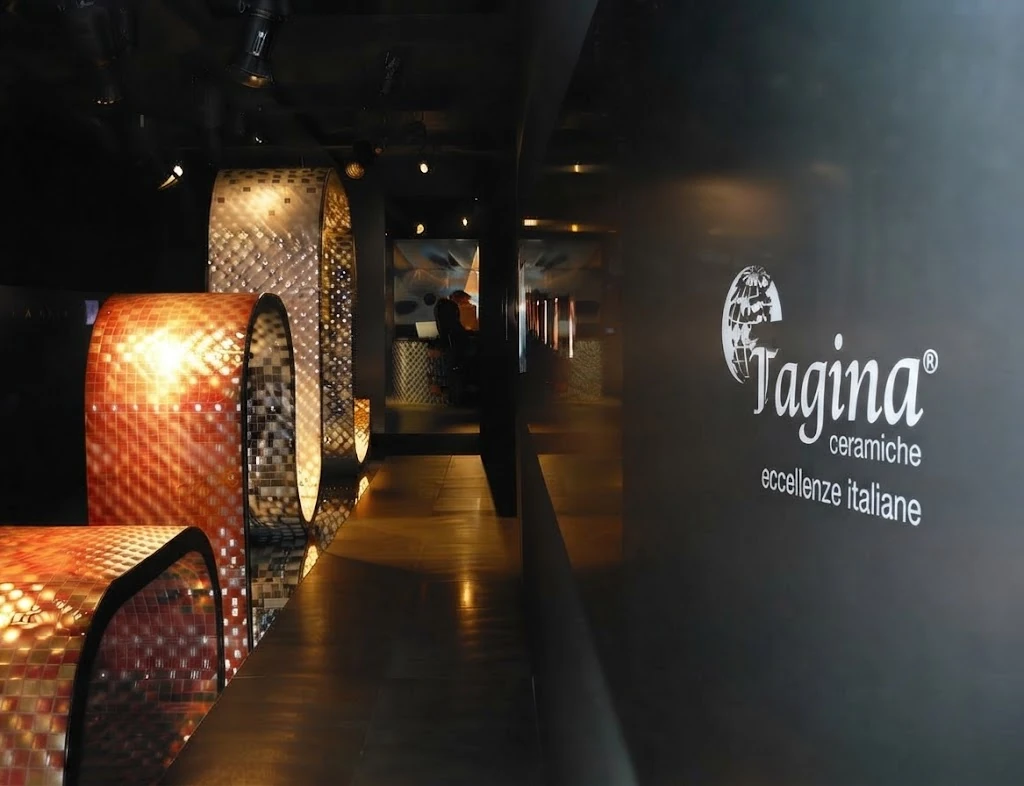 Onde di Ceramica: Superficie, Luce e Dinamismo – Allestimento fieristico per l'azienda Tagina ceramiche